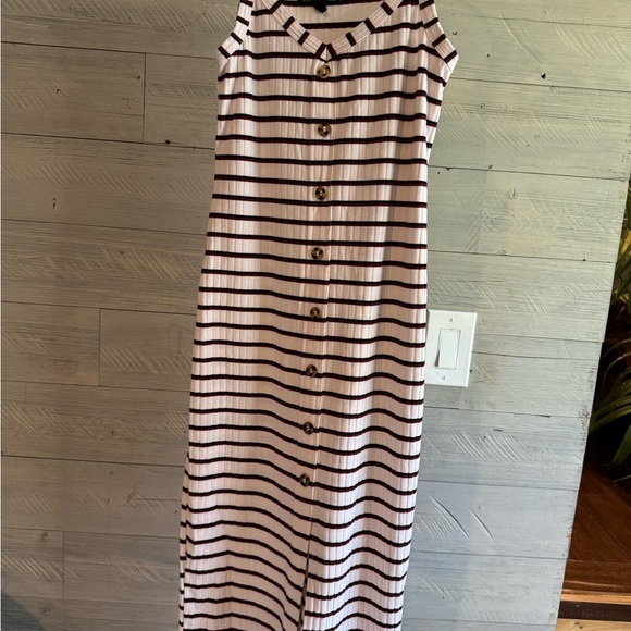 mid-length‎ dress with buttons down the front - Picture 2 of 4